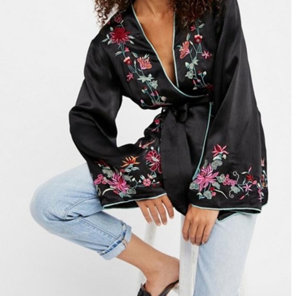 🍒NWOT🍒 FREE PEOPLE EMBROIDERED SATIN KIMONO - Picture 3 of 10